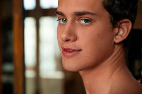 健壯的Leo Clayton裸體擺造型，露出緊實的臀部