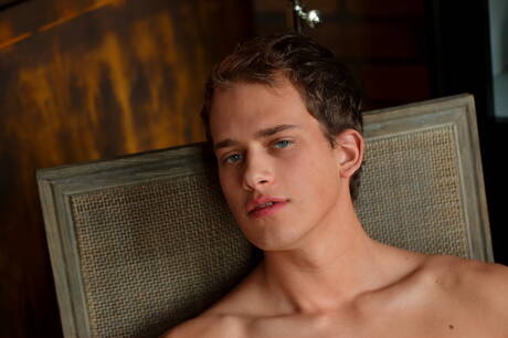 健壯的Leo Clayton裸體擺造型，露出緊實的臀部