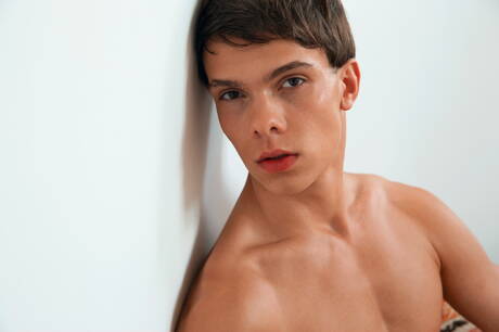 Goed gebouwde Jacq Broyard kleedt zich uit en laat zijn kont zien