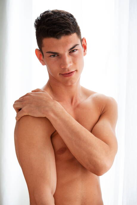 Belami Online: El húngaro bien formado Bart Cuban se desnuda y muestra su bonito culo.