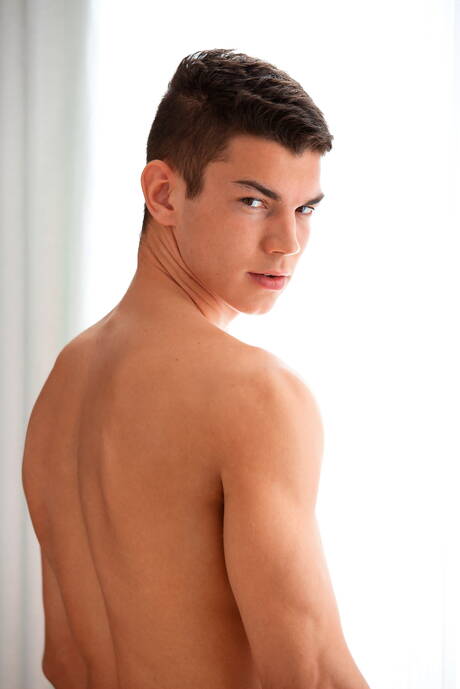 匈牙利身材魁梧的巴特古巴人赤身裸體，露出漂亮的屁股