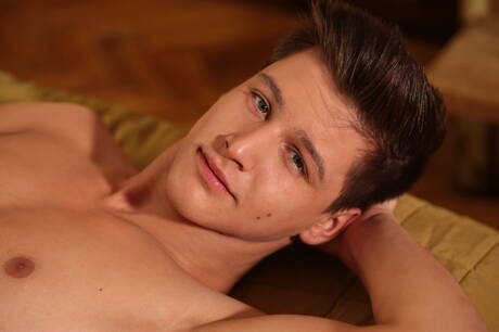 Der gut gebaute Maxime Kane posiert nackt