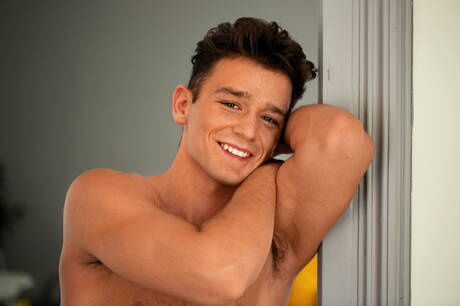 El fuerte toro Brandon Harper posando desnudo y mostrando su trasero apretado