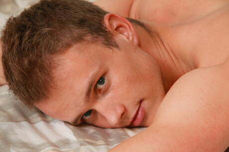 De goed gebouwde Tsjechische Ian Roebuck poseert naakt en laat zijn strakke kont zien