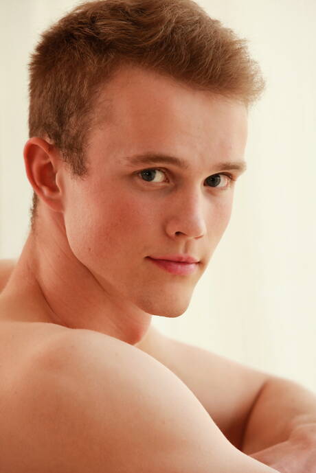 El musculoso checo Ian Roebuck posa desnudo y muestra su culo apretado