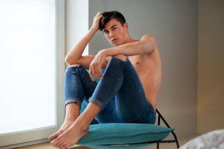 アメリカ人のイケメン、セルジュ・カヴァリがヌードでポーズをとり、素敵なお尻を披露