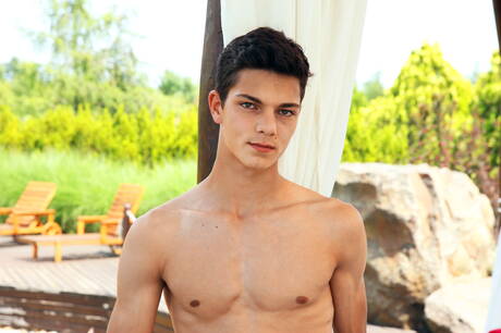 O jovem húngaro Nino Valens posando nu e mostrando sua bunda