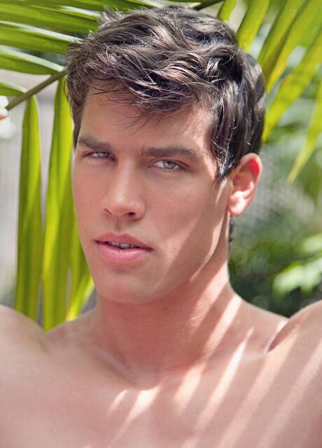 American beefy Kris Evans jerk off his cock outside