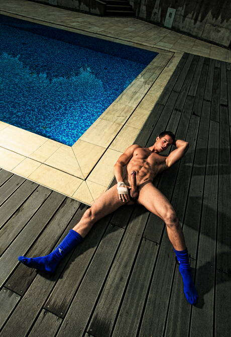 Le beau gosse américain Erik Bouna pose nu et montre son cul chaud dans la piscine