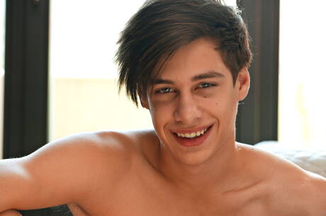 帥哥丹尼史考特裸體擺造型，露出性感臀部