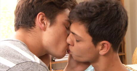 El joven húngaro Nino Valens y el husky checo Phil Jarreau se follan el culo después de chupar la polla