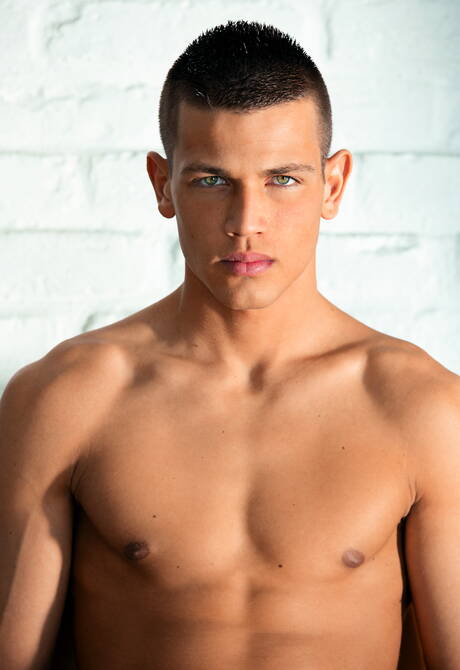 Stier Logan Reynolds wordt naakt en laat strakke kont zien