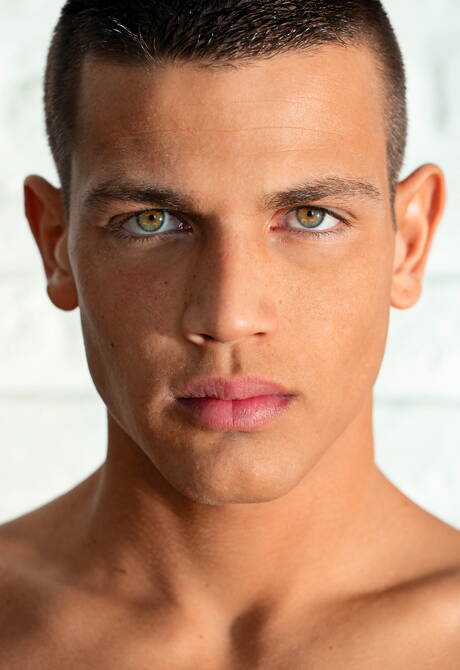 Bull Logan Reynolds get naked and showing tight ass