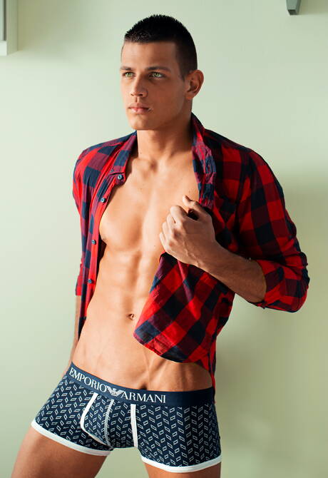 Stier Logan Reynolds wordt naakt en laat strakke kont zien