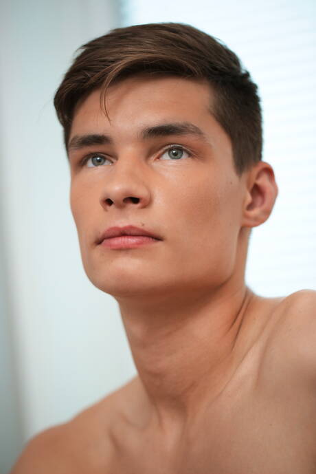 El bombón Thierry Dore posando desnudo y mostrando su culo apretado