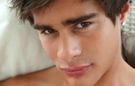 Der gut gebaute Tscheche Rocco Alfieri zieht sich aus und zeigt seinen heißen Hintern am Pool