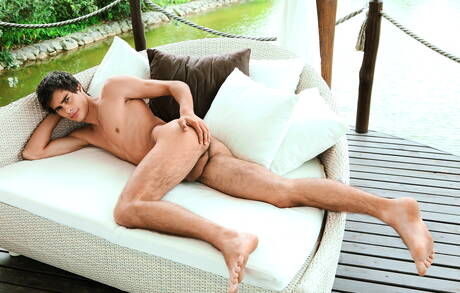 Der gut gebaute Tscheche Rocco Alfieri zieht sich aus und zeigt seinen heißen Hintern am Pool