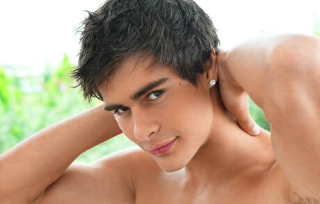 Der gut gebaute Tscheche Rocco Alfieri zieht sich aus und zeigt seinen heißen Hintern am Pool