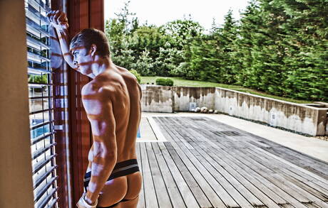 Amerykański husky Mick Lovell pozuje nago i pokazuje gorący tyłek w basenie