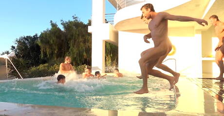 捷克明星硬漢赫爾穆特·赫胥黎和帥哥賈斯汀·薩拉登在泳池裡互相吸吮和操弄