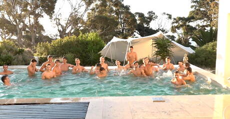 捷克明星硬漢赫爾穆特·赫胥黎和帥哥賈斯汀·薩拉登在泳池裡互相吸吮和操弄