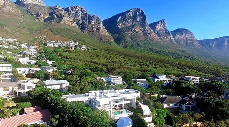 捷克明星硬漢赫爾穆特·赫胥黎和帥哥賈斯汀·薩拉登在泳池裡互相吸吮和操弄