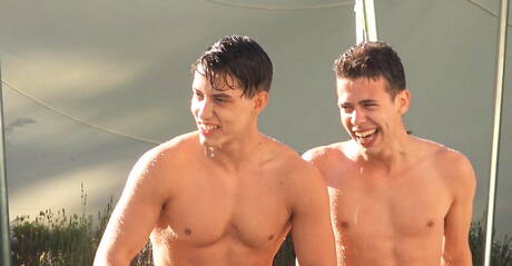 El joven Claude Sorel chupando polla y recibiendo semen