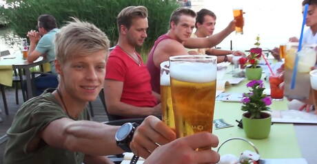 性感的 Adam Archuleta、Joel Birkin 和 Sven Basquiat 在戶外進行三人肛交