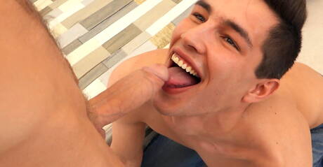 性感的捷克帥哥安東尼·洛爾卡和肌肉男詹斯·克里斯滕森在戶外吸吮雞巴後操屁股