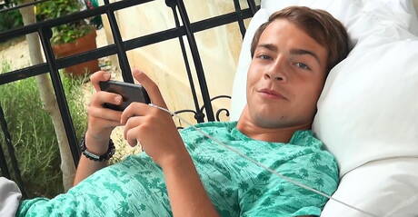 スロバキアの美少年キーラン・ベニングとチェコのイケメンスヴェン・バスキアがキッチンで熱いセックスをする