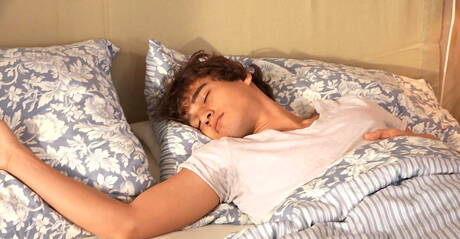 Słowacki młody Kieran Benning i czeski młodzieniec James Walsh uprawiają miłość