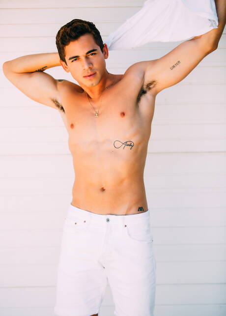 拉丁裔帥哥 Ashton Summers 裸體擺造型，秀出性感臀部