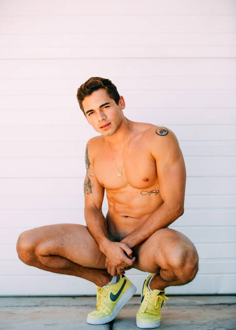 拉丁裔帥哥 Ashton Summers 裸體擺造型，秀出性感臀部