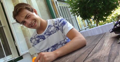 傑夫·米倫和許多甜美的年輕同性戀者接吻並展示雞巴