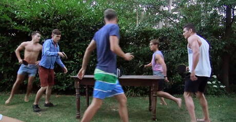 傑夫·米倫和許多甜美的年輕同性戀者接吻並展示雞巴