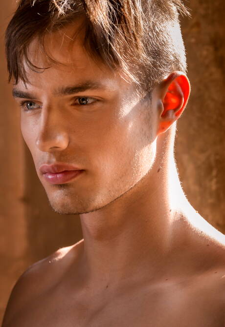 Der gut gebaute Tscheche Hoyt Kogan zieht sich aus und zeigt seinen Hintern in der Badewanne