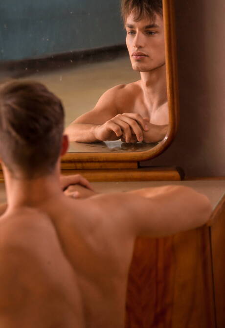 Der gut gebaute Tscheche Hoyt Kogan zieht sich aus und zeigt seinen Hintern in der Badewanne