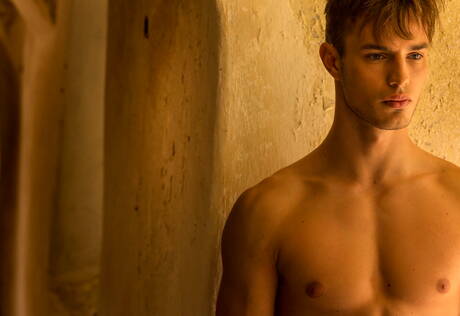 Der gut gebaute Tscheche Hoyt Kogan zieht sich aus und zeigt seinen Hintern in der Badewanne