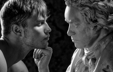 Der gut gebaute Tscheche Hoyt Kogan zieht sich aus und zeigt seinen Hintern in der Badewanne