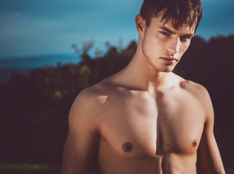 Der gut gebaute Tscheche Hoyt Kogan zieht sich aus und zeigt seinen Hintern in der Badewanne