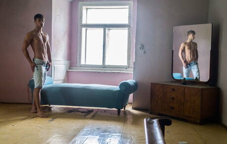 Der gut gebaute Tscheche Hoyt Kogan zieht sich aus und zeigt seinen Hintern in der Badewanne