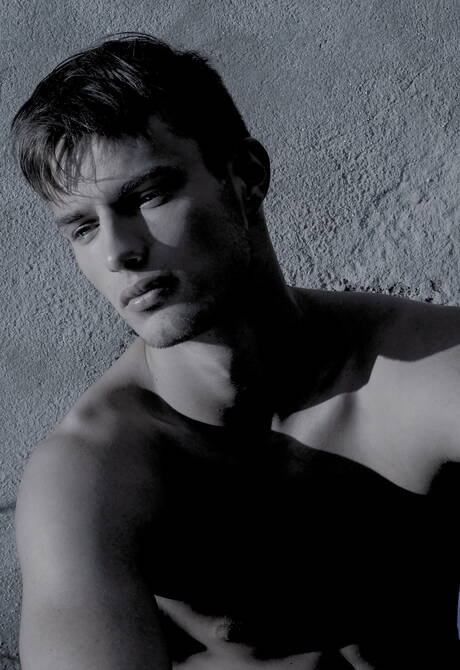 Der gut gebaute Tscheche Hoyt Kogan zieht sich aus und zeigt seinen Hintern in der Badewanne