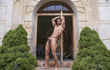 Der tschechische Hengst Andre Boleyn und der slowakische Superhengst Rhys Jagger posieren nackt und zeigen draußen ihren knackigen Hintern