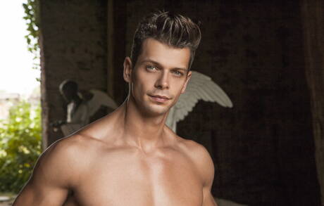 Der tschechische Hengst Andre Boleyn und der slowakische Superhengst Rhys Jagger posieren nackt und zeigen draußen ihren knackigen Hintern