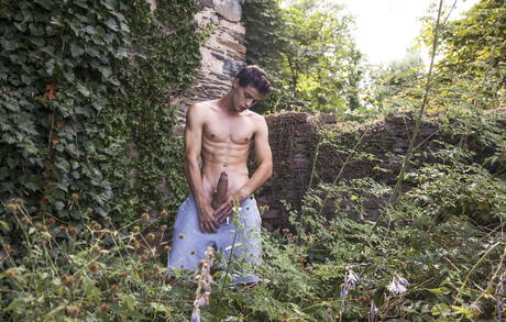 Der tschechische Hengst Andre Boleyn und der slowakische Superhengst Rhys Jagger posieren nackt und zeigen draußen ihren knackigen Hintern