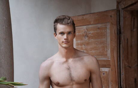 Dois caras tchecos, o galã Christian Lundgren e o supergaranhão Ian Roebuck, ficam nus e mostram a bunda ao ar livre