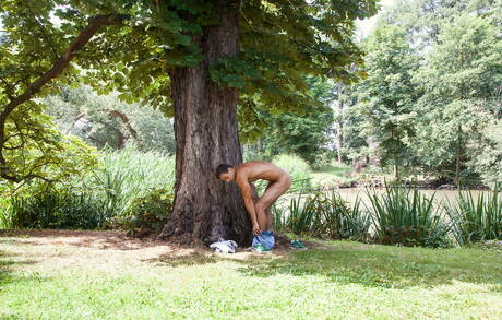 Bodybuilder Jayden Guillory zieht sich aus und zeigt draußen seinen knackigen Hintern