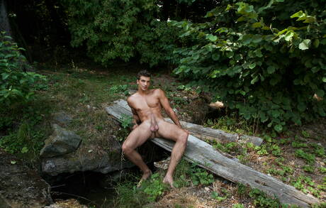 Bodybuilder Jayden Guillory zieht sich aus und zeigt draußen seinen knackigen Hintern