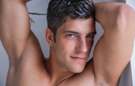 Les mecs tchèques chauds Ariel Vanean et le costaud Marc Ruffalo se déshabillent et montrent leurs fesses serrées dans la salle de bain