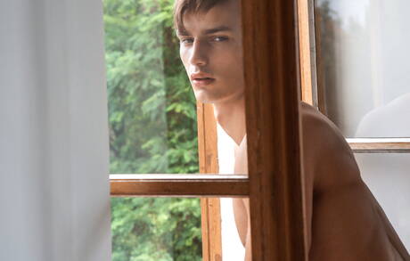 Czech beefcake Hoyt Kogan get naked and showing hot butt outside